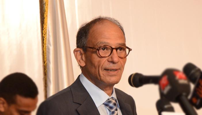 عازر: السيسي اقترح تحويل كل مصري بالخارج 100 دولار لمواجهة أزمة العملة