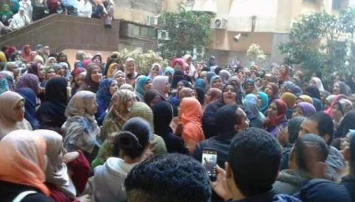 وقفة احتجاجية لأفراد الأمن ومساعدي التمريض بمستشفى جامعة شبين الكوم