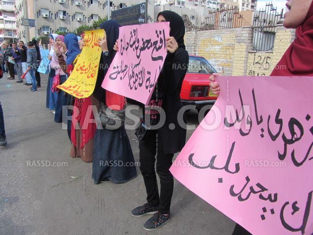 سلسلة بشرية بجامعة بورسعيد تنديدا باقتحام الأزهر أمس