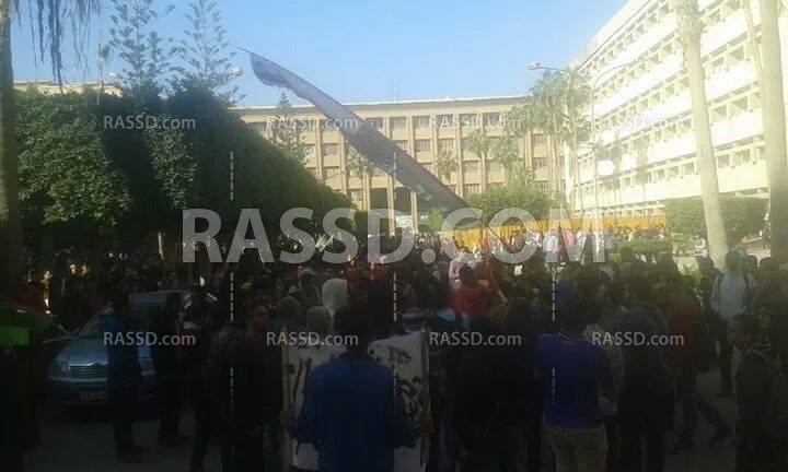 طلاب هندسة الإسكندرية يتظاهرون تنديدًا بفصل زملائهم