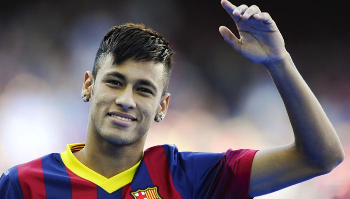 والد “البرازيلي نيمار”: نجلي لن يرحل من “برشلونة” إلى ريال مدريد