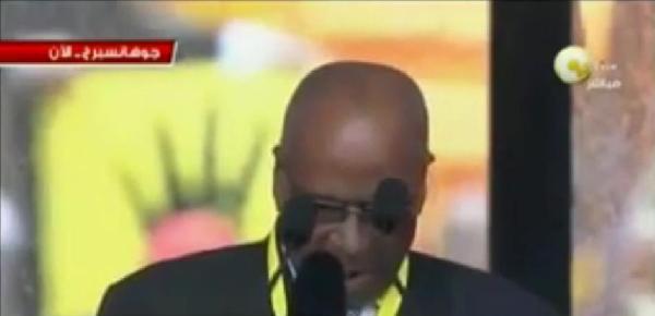 بالفيديو..شعار رابعة خلف منصة تأبين منديلا بجنوب أفريقيا