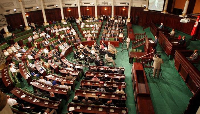 بالفيديو.. برلمان تونس يرفع جلسته للصلاة عقِب تخفيض الضرائب على الخمور