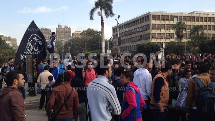 تظاهرة لطلاب جامعة القاهرة احتجاجا على اقتحام الجامعات