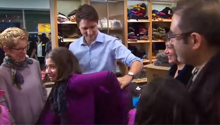 بالفيديو.. رئيس وزراء كندا يستقبل بحفاوة أول دفعة من اللاجئين السوريين