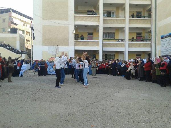 المحافظ و “بابا كنيسة” بحفل راقص في مدرسة بدمياط