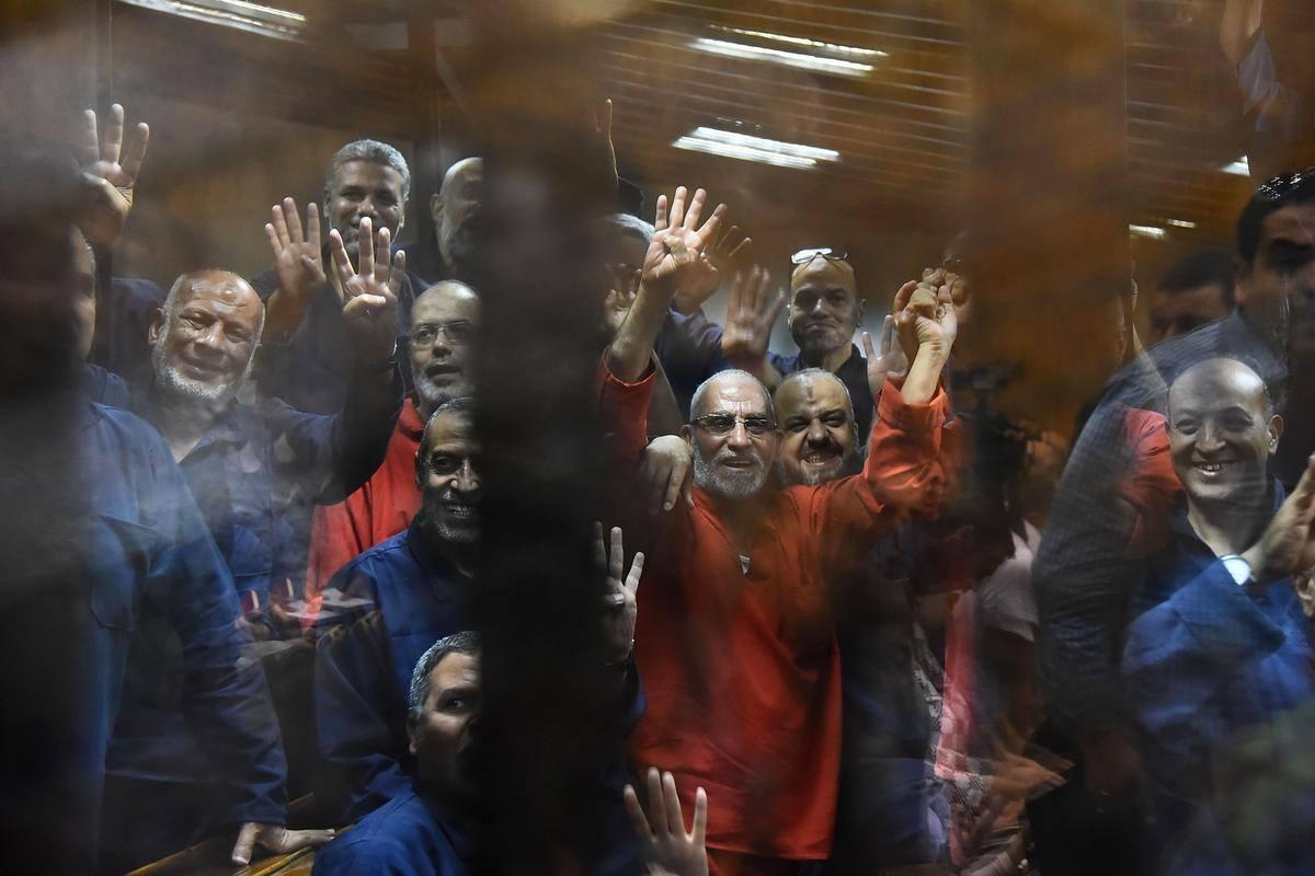 ضيق قفص المحكمة “يؤجل” أولى جلسات “فض اعتصام رابعة” لـ6 فبراير