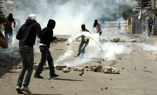 مواجهات في الخليل بين الفلسطينيين والاحتلال بعد دعوات لـ”يوم غضب”