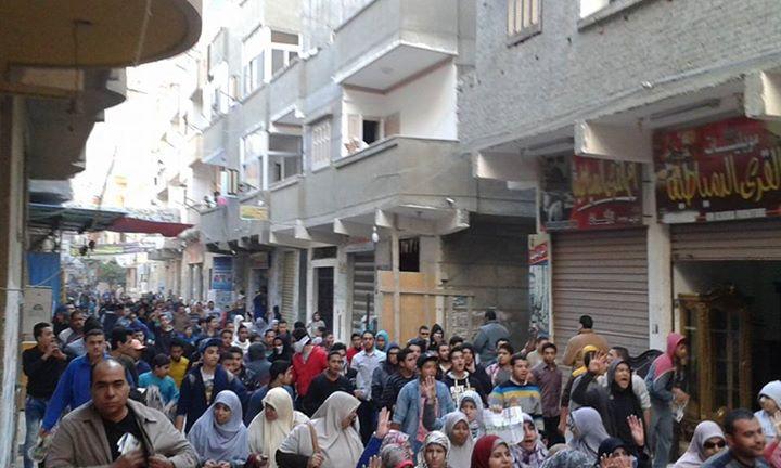 أهالي معمورة الإسكندرية يهتفون بإسقاط حكم العسكر