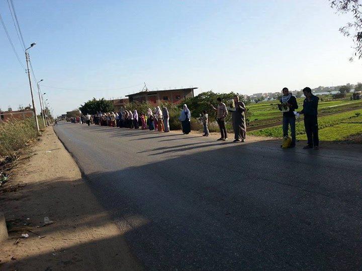 سلسلة بشرية في ساحل دسوق بكفر الشيخ تنديدًا بحكم العسكر