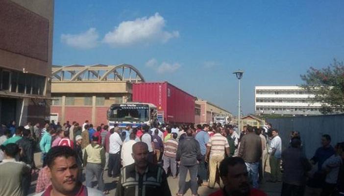 إصابات واشتباكات بين أفراد الأمن وعمال شركة الغزل بشبين الكوم