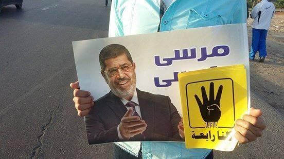 سلسلة بشرية في البحيرة تنديدًا بالانقلاب العسكري