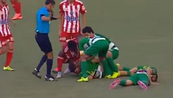 بالفيديو.. العناية الإلهية تنقذ لاعبًا مغربيًا من الموت داخل الملعب