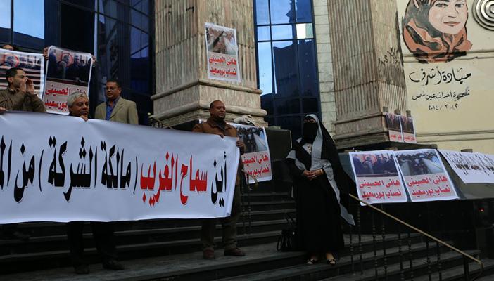 بالصور.. ضحايا نصاب بورسعيد يتظاهرون أمام نقابة الصحفيين