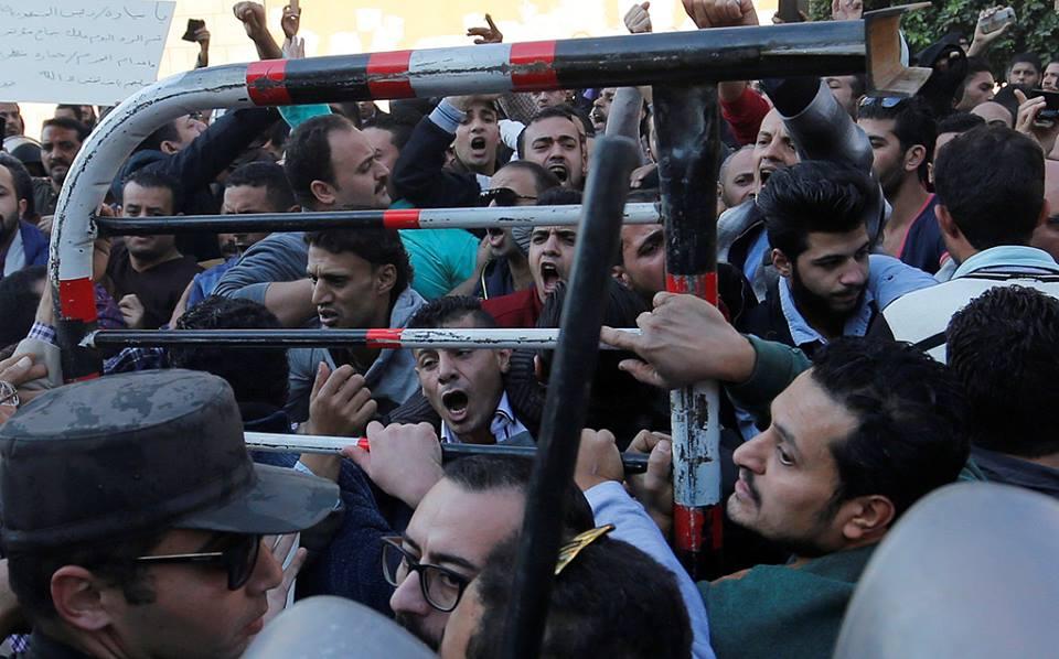 الأقباط يعلنون سقوط النظام من داخل كاتدرائية العباسية – رضا حمودة