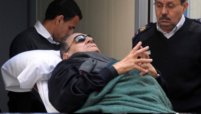 مع استمرار شائعة وفاة مبارك.. مغردون يسخرون: “أشوف الجثة”