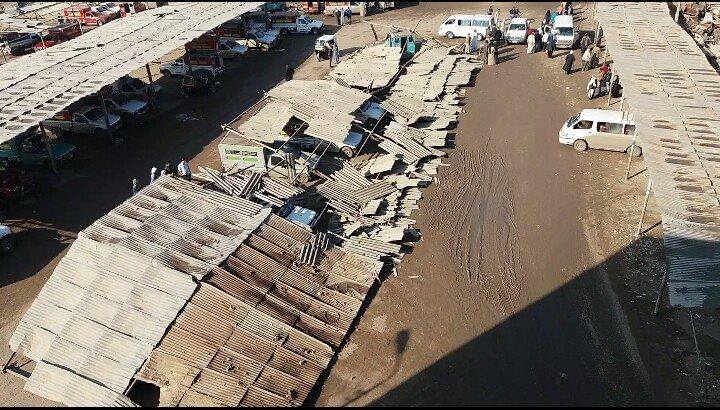 بالصور.. سقوط سقف موقف “إبشواي” وتحطم عدد من السيارات