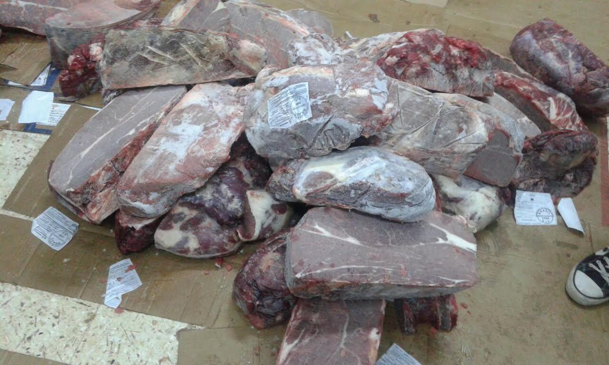 بالفيديو..  ضبط نصف طن لحومًا فاسدة داخل مطعم شهير بالعجوزة