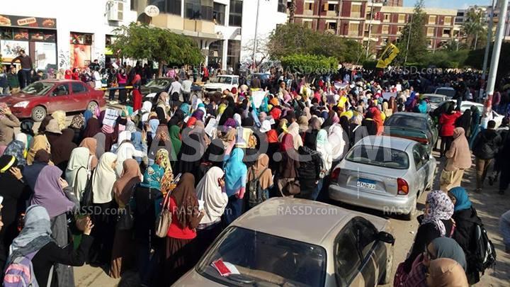 طلاب جامعة المنصورة يتظاهرون اعتراضا على تجديد حبس زميلاتهم