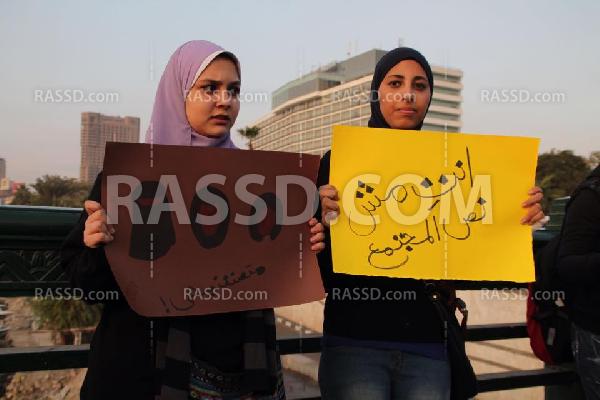 صور| وقفة “ضد التحرش” أعلى كوبري قصر النيل