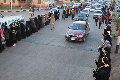 سلسلة بشرية ببورسعيد ضد الانقلاب