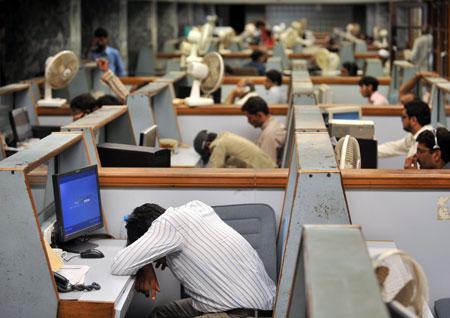 البورصة تخالف التوقعات وتستهل تعاملاتها بـ 9.5 مليار جنيه خسائر