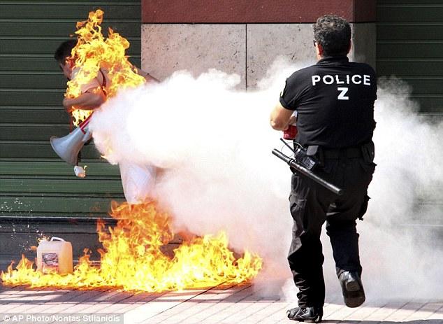 في ذكرى وفاة “بوعزيزي”..لهذة الأسباب “الانتحار حرقا” لم يعد مفجر ثورات