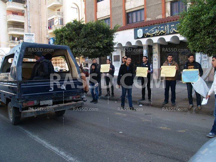 سلسلة بشرية بآداب وتربية بورسعيد رفضا لاعتقال الطلاب