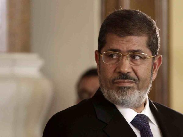 مرسي يطالب بمحاكمة عدلي منصور بتهمة “الاغتصاب”