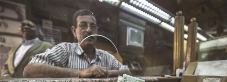 بعد إجرءات السيسي الاقتصادية.. هل يعود الموظف إلى “الفانلة المقطوعة”؟