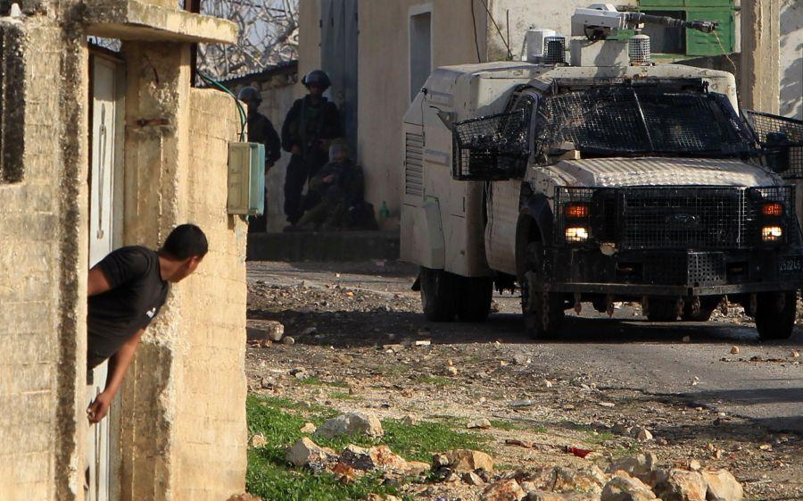 إصابات واعتقالات خلال اقتحام جيش الاحتلال مخيمًا فلسطينيًا بالضفة