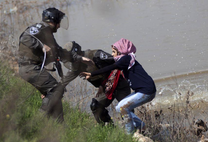 جيش الاحتلال يعتقل فتاة فلسطينية بزعم نيتها تنفيذ عملية طعن