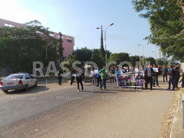 سلسلة بشرية لطلاب جامعة المنيا رفضا للدستور الانقلابى