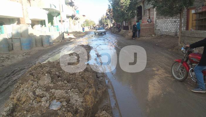 بالصور.. غرق شوارع “سنورس” بمياه المجاري