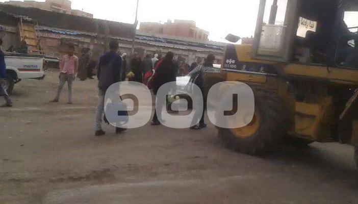 بالصور.. استمرار إضراب بائعي سوق الخضار بمدينة السادات عن الطعام