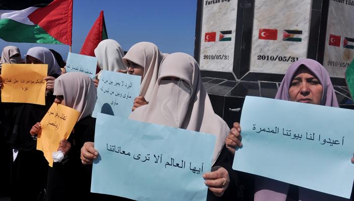 وقفة نسائية في غزة لمطالبة الحكومة المصرية بفتح معبر رفح