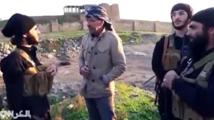 بالفيديو| صحفي غربي يصور تنظيم “الدولة  الإسلامية” من الداخل