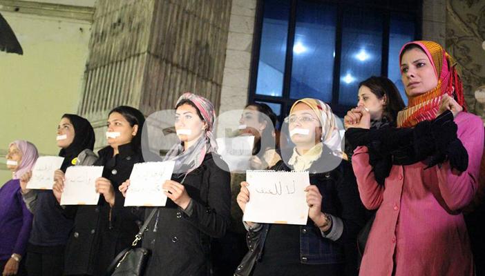 بالصور.. وقفة لمناهضة العنف ضد المرأة تحت شعار “ماتسكتيش”