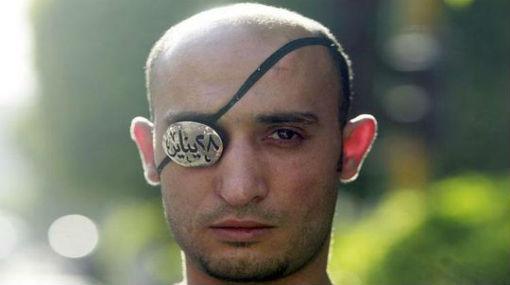 فيديو..حرارة يطرد مذيعي قنوات فضائية من أمام المحكمة