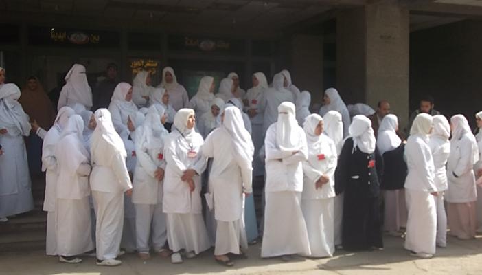 ممرضات الإسماعيلية يضربن عن العمل ويهتفن: “عايزين حقوقنا”