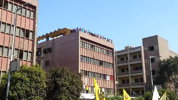 فيديو..بلطجية يحرقون مدينة الطلبة بالمهندسين وسط المارة