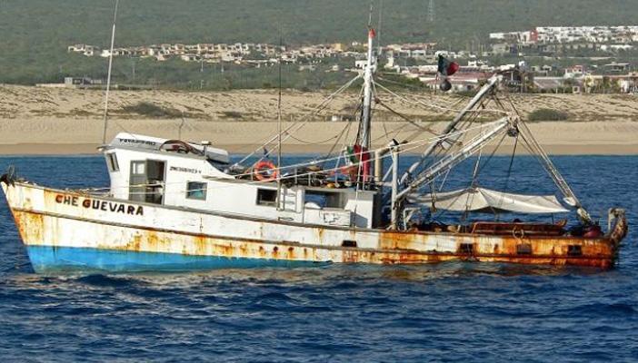 تونس تحتجز قارب صيد مصريًا على متنه 16 بحارًا