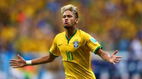 بالفيديو| نيمار يسجل هدفًا “خرافيًا” في مباراة خيرية