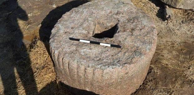 العثور على حجر أثري بسوق “الكوارع” في “محلة أبوعلي”