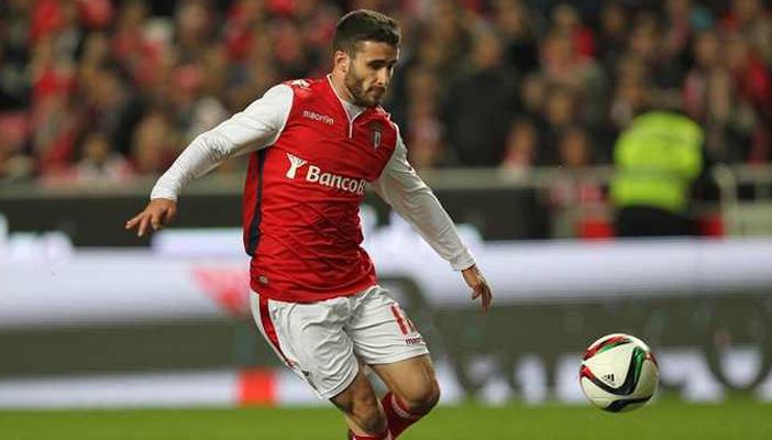 لاعب إنتر ميلان تحت أنظار المدفعجية