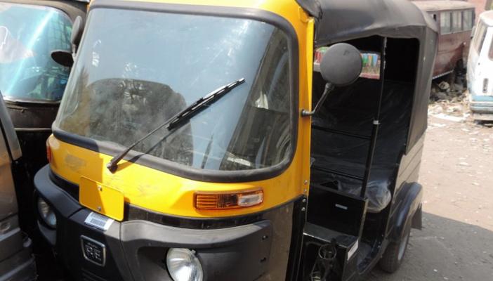 ضبط شرطي متلبس بسرقة “توك توك” بالإكراه في الجيزة