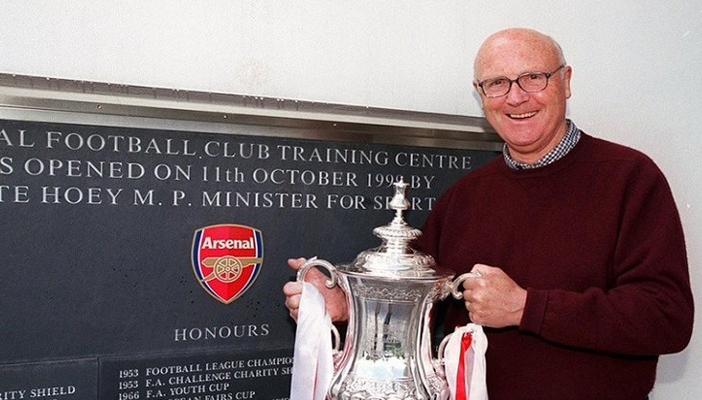 أرسنال يعلن عن وفاة لاعبه السابق