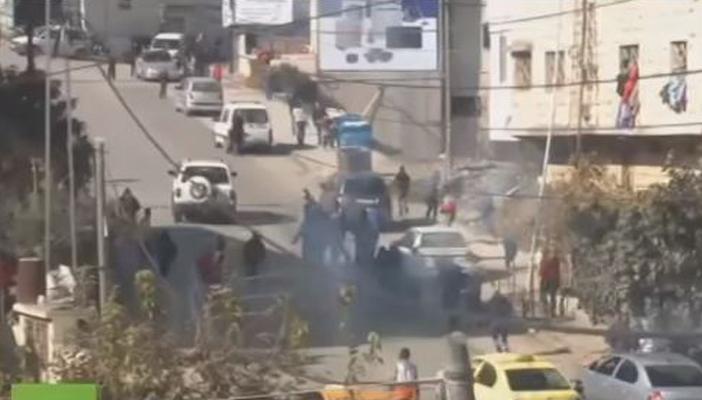 بالفيديو.. اشتباكات بين الشباب الفلسطينيين والجيش الإسرائيلي في الضفة