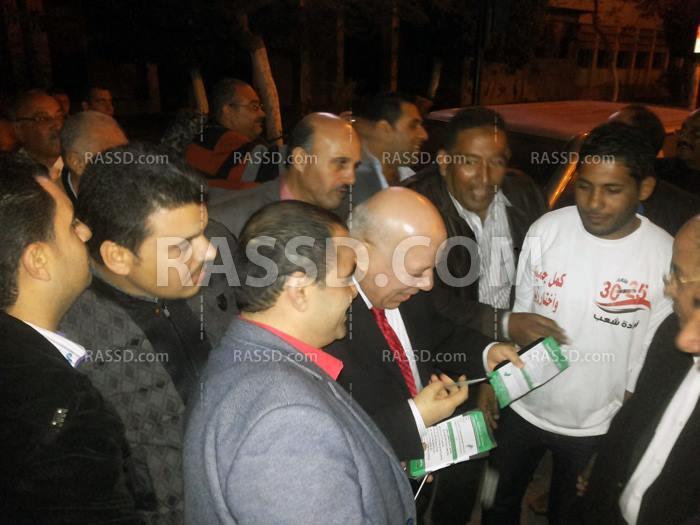 بالصور..محافظ بورسعيد يوقع استمارة “كمل جميلك”