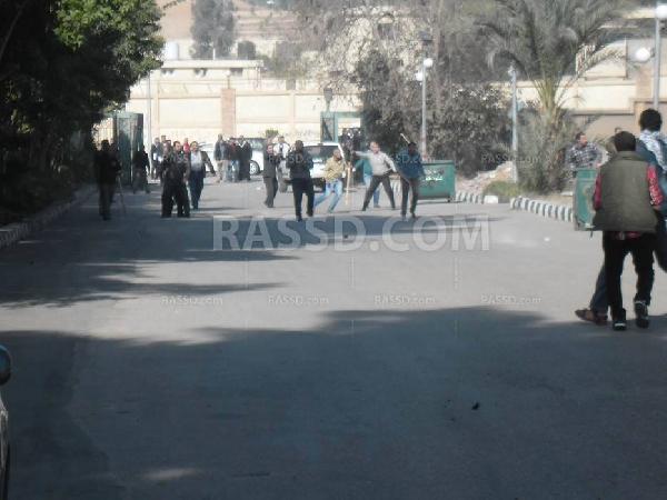 قوات الأمن والبلطجية تحاصر طالبات الأزهر داخل الحرم الجامعى